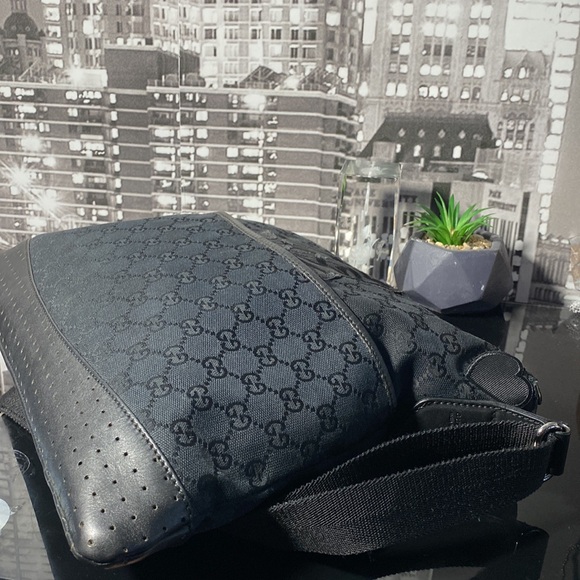Gucci Black Patch GG Messenger Crossbody Bag - Picture 15 of 16